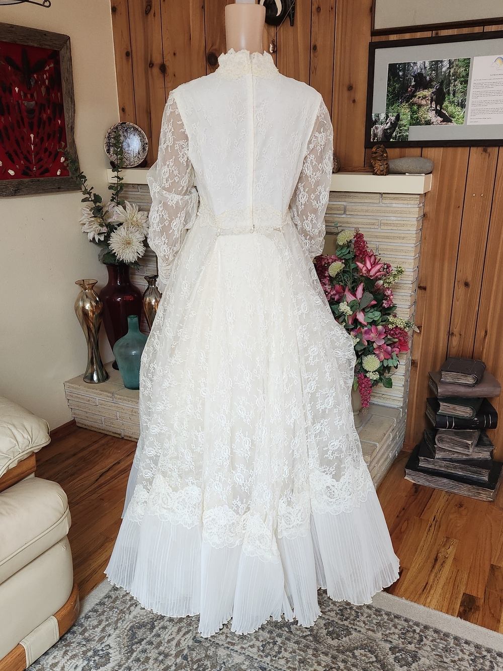 Rare 1960s Victorian Lace Wedding Set: Rose Detail Hat, Veil & Bustled Gown - Picture 10 of 16